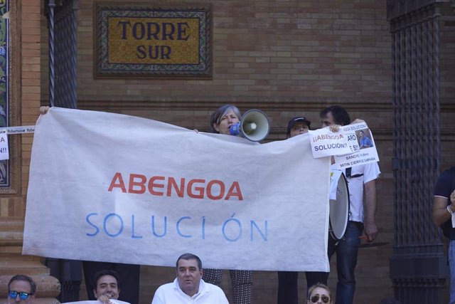 Trabajadores de Abengoa se concentran en la Delegación del Gobierno en Andalucía tras conocerse que el Consejo de Ministro iba abordar la situación de la empresa sevillana, a 27 de junio de 2022 en Sevilla (Andalucía, España)