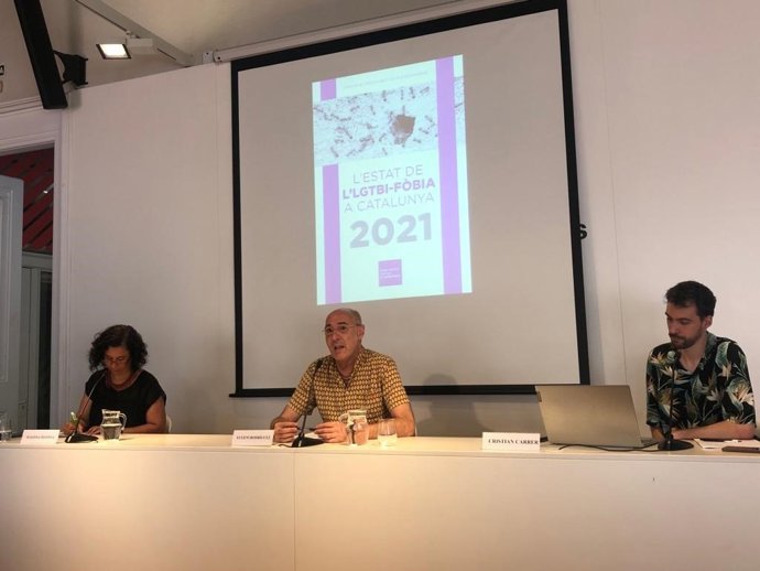 La diputada de los comuns Susanna Segovia, el presidente del Observatori contra l'Homofbia, Eugeni Rodríguez, y el coordinador técnico del OCH, Cristian Carrer, a 27 de junio de 2022.