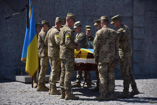 Funeral de un soldado ucraniano en el marco de la guerra con Rusia