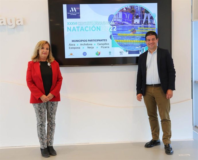 Archivo - El diputado de Deportes, Cristóbal Ortega, junto a Toñi Vázquez Romero, delegada provincial de la Federación Andaluza de Natación, presentan el Circuito Provincial de Natación de Verano de Diputación