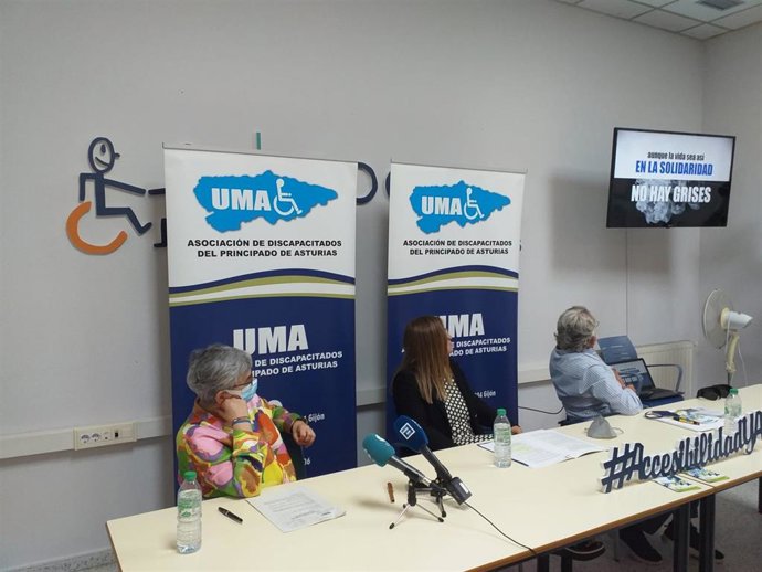 La alcaldesa de Gijón,  Ana González, asiste a la presentación de la campaña de concienciación sobre el uso de plazas de aparcamiento para personas de movilidad reducida de UMA, junto a su presidenta, Mónica Oviedo, y  su secretario, en Cocemfe (Gijón)