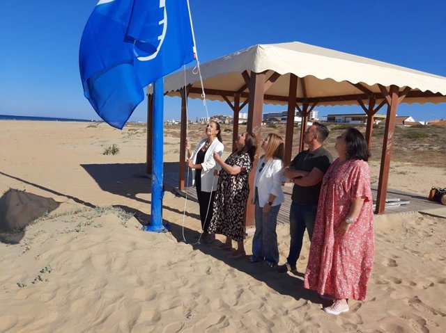 Izada de la Bandera Azul en la playa de El Albergue de Punta Umbría (Huelva).