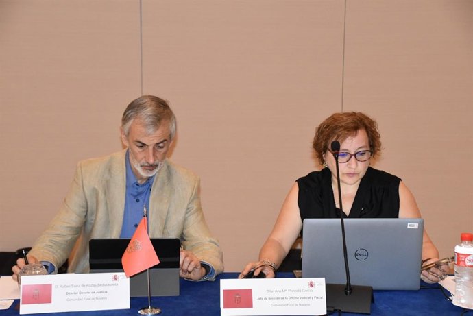 El director general de Justicia, Rafael Sáez de Rozas, junto a Ana María Poncela, en un momento de la intersectorial de Justicia celebrada en Toledo