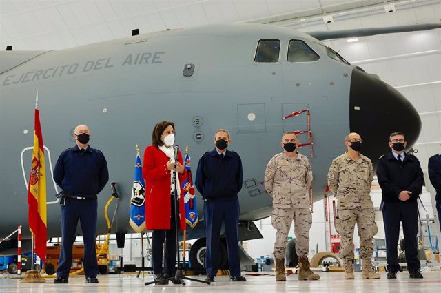 Archivo - La ministra de Defensa, Margarita Robles, interviene durante su visita a la Base Aérea de Zaragoza, a 6 de abril de 2022, en Zaragoza