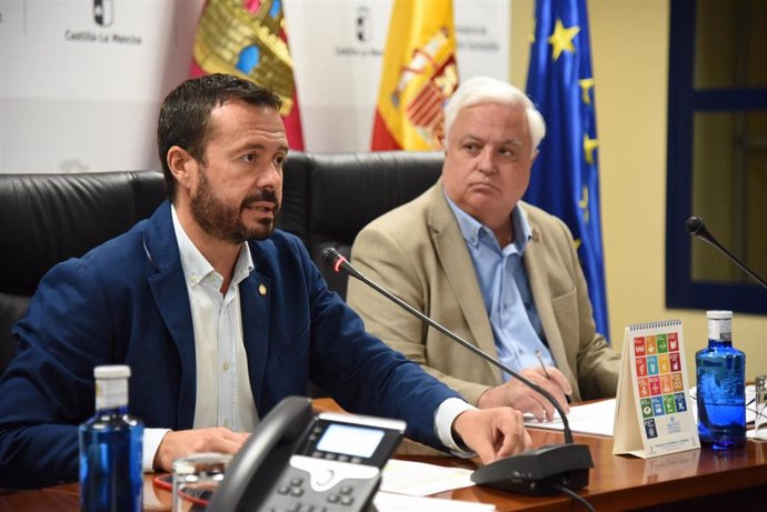 El consejero de Desarrollo Sostenible, José Luis Escudero y el coordinador de la Dirección General de la Agenda 2030 y Consumo, Alejandro Salcedo.