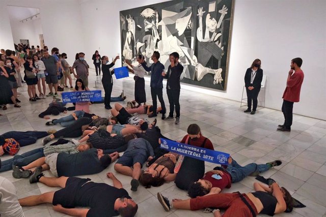 Protesta frente al Guernica por la cumbre de la OTAN en Madrid