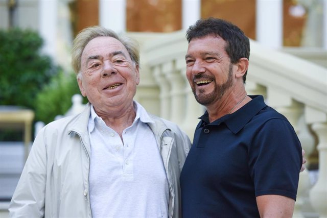 El compositor Andrew Lloyd Webber (i) y el actor Antonio Banderas (d), posan durante la presentación de un proyecto conjunto para crear teatro musical adaptado al español, en el Hotel Mandarín Oriental Ritz Madrid, a 27 de junio de 2022, en Madrid 