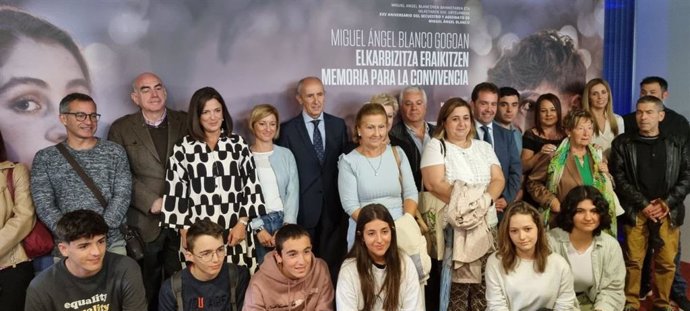 El vicelehendakari y consejero de Seguridad, Josu Erkoreka, y la consejra de Igualdad, Justicia y Políticas Sociales, Beatriz Artolabazal, y el Alcalde de Ermua, Juan Carlos Abascal, en la inauguración de exposiciones que recuerdan a Miguel Ángel Blanco