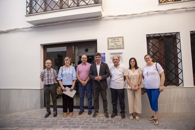 Llamas (centro) visita el Hogar del Pensionista de Doña Mencía