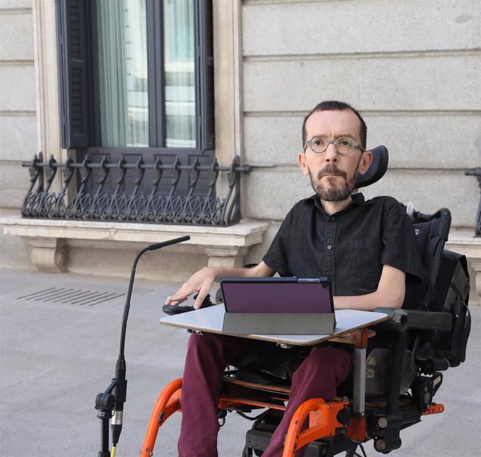 El portavoz de Unidas Podemos en el Congreso, Pablo Echenique, a su llegada a un acto en recuerdo a las víctimas del terrorismo, en el Congreso de los Diputados, a 27 de junio de 2022, en Madrid (España). 