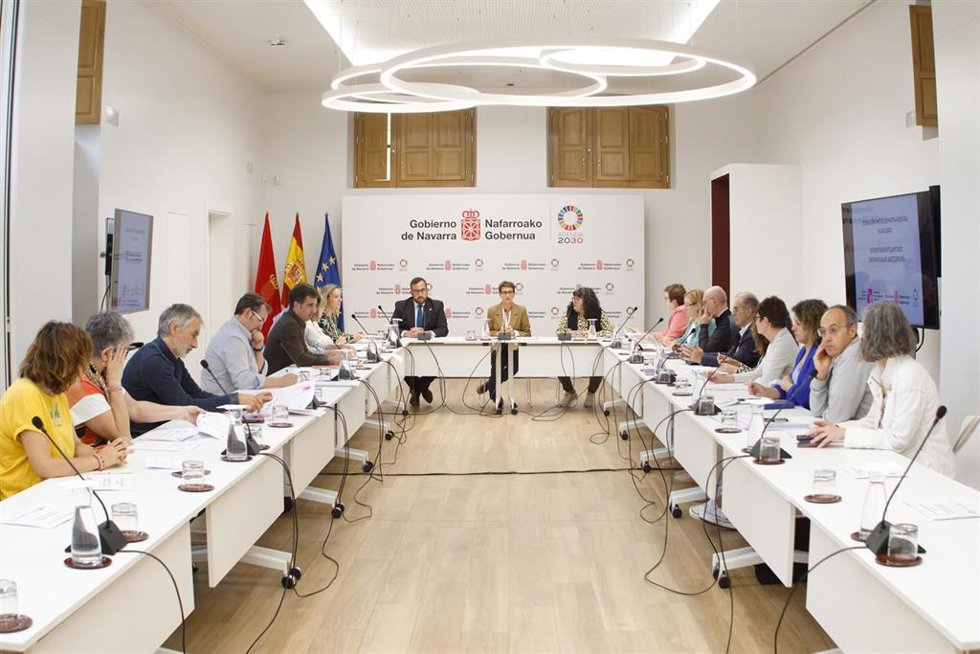 El vicepresidente Remírez, la presidenta Chivite y la directora gerente del INAI, Eva Istúriz, junto a los demás miembros de la Comisión Interdepartamental de Igualdad