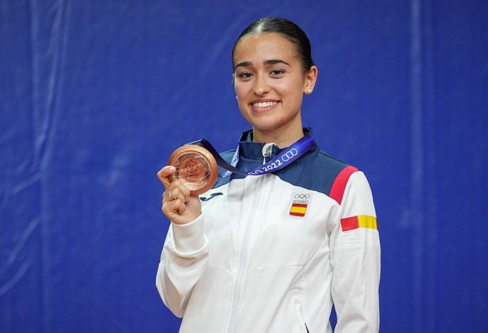 La karateca Alba Pinilla posa con su medalla de bronce en los JJMM de Orán 2022.