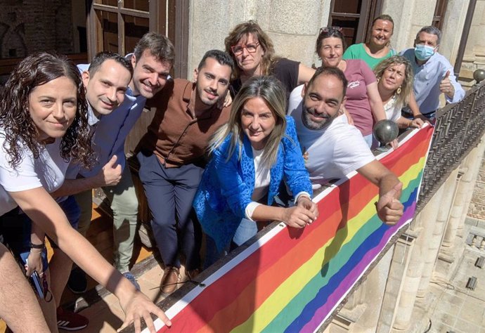 Toledo arranca la celebración de la semana 'Toledo Entiende' con el despliegue de la bandera arcoíris en el Ayuntamiento.