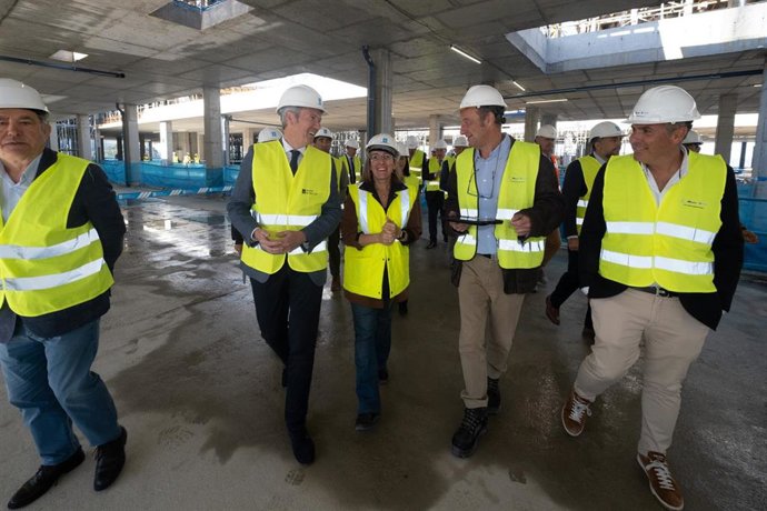 O presidente da Xunta, Alfonso Rueda, acompañado pola conselleira de Infraestruturas e Mobilidade, Ethel Vázquez, e polo conselleiro de Sanidade, Julio García Comesaña, visita as obras do Hospital Público Gran Montecelo (Pontevedra),