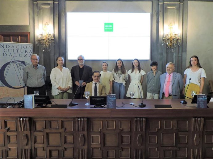 Alumnos premiados y jurado del XV Premio de relatos cortos Fernán Caballero.