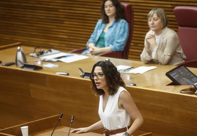 La diputada de Compromís, Aitana Mas, interviene durante un debate sobre el modelo de financiación autonómica