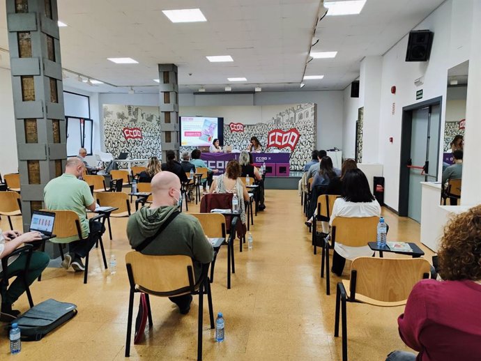 Encuentro celebrado este lunes en la sede de CC.OO de Cantabria sobre las condiciones de las camareras de piso