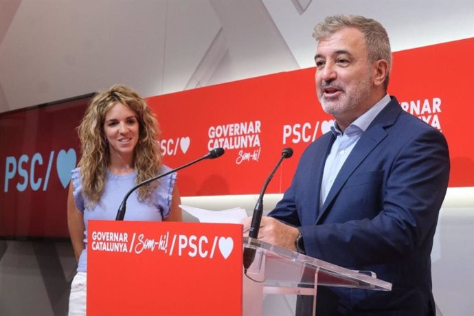 El viceprimer secretario del PSC Jaume Collboni, y la portavoz del partido, Elia Tortolero, en rueda de prensa.