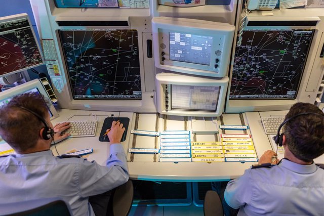 Archivo - Controladores militares en el Centro de Control de Enaire en Madrid