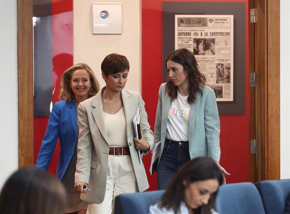 (I-D) La vicepresidenta primera y ministra de Economía y Transformación Digital, Nadia Calviño; la ministra Portavoz, Isabel Rodríguez; y la ministra de Igualdad, Irene Montero, a su llegada a la rueda de prensa tras la reunión del Consejo de Ministros