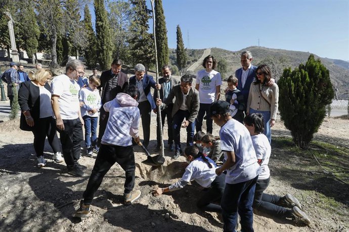 Archivo - El presidente de la Fundacion Josep Santacreu, y el alcalde de Granada Paco Cuenca, en la  la reforestación llevada a cabo por Plant for the Planet en la Abadia del Sacromonte  el 18 de febrero del 2022 en Granada (archivo).