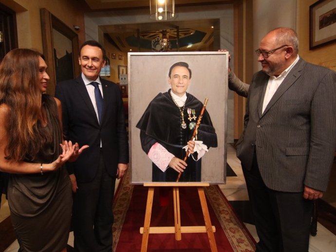 La pintora, María José Ruiz, junto a José Carlos Gómez Villamandos y Manuel Torralbo, junto al retrato del rector saliente.