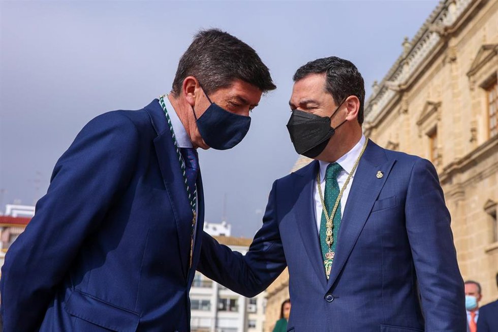 Archivo - El presidente de la Junta de Andalucía en funciones, Juanma Moreno, con el vicepresidente de la Junta, Juan Marín, en una imagen del Día de Andalucía de este año.