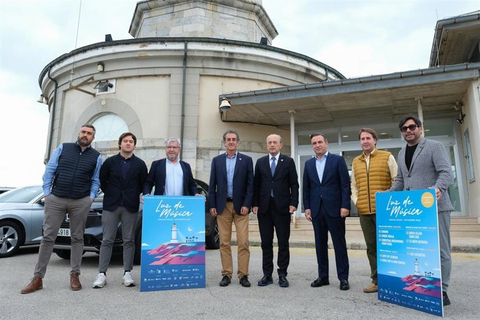El consejero de Turismo, Javier López Marcano, el presidente de la Autoridad Portuaria, Francisco Martín, y el gerente de Mouro Producciones, Guillermo Vega, entre otros, presentan el ciclo Luz de música