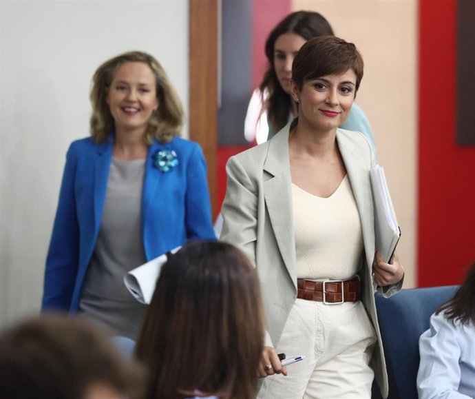 (I-D) La ministra de Igualdad, Irene Montero; la vicepresidenta primera y ministra de Economía y Transformación Digital, Nadia Calviño; y la ministra Portavoz, Isabel Rodríguez, a su llegada a una comparecencia tras la reunión del Consejo de Ministros e