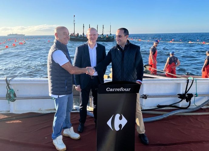 Pedro Muñoz, socio fundador y gerente de Pesquería de Almadraba; Domingo Acedo, director Carrefour Jerez y Eduardo Ortega, director de Pescadería Carrefour España.