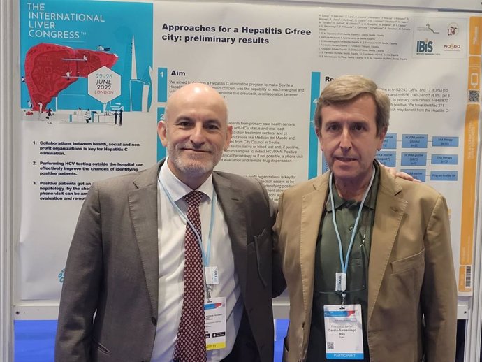 El Dr. Manuel Romero Gómez, hepatólogo, catedrático de la Universidad de Sevilla, y coordinador del Comité Local de #hepCityFree Sevilla, y el Dr. Javier García-Samaniego, coordinador de la Aehve.