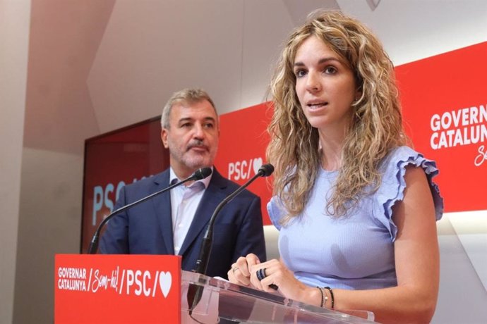 El primer teniente de alcalde de Barcelona, Jaume Collboni, y la portavoz del PSC, Elia Tortolero, en rueda de prensa.