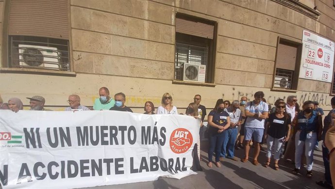 Concentración por la muerte de dos personas en accidentes laborales en Almería.