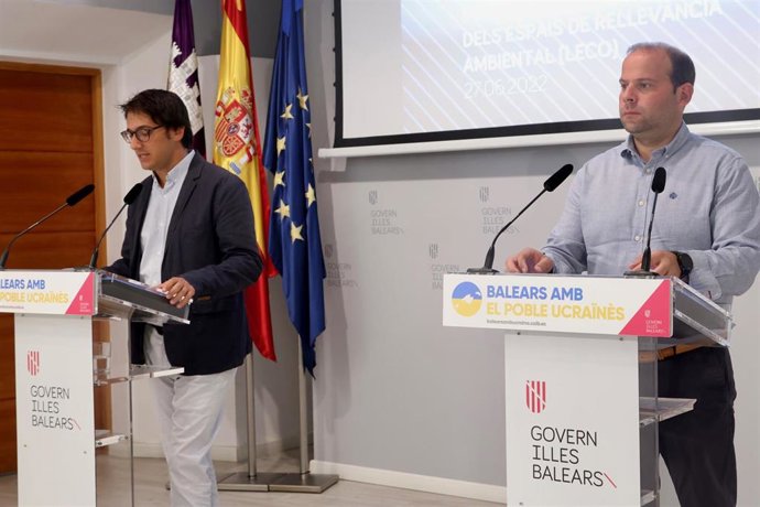 El conseller de Modelo Económico, Turismo y Trabajo, Iago Neguerla, junto al conseller de Medio Ambiente y Territorio, Miquel Mir, en la rueda de prensa posterior al Consell de Govern.