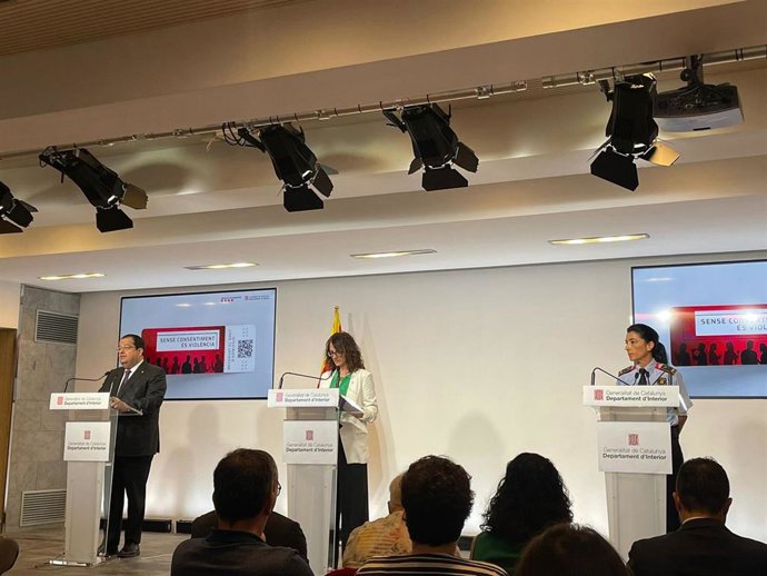 Los consellers Joan Ignasi Elena y Tnia Verge, y la portavoz de los Mossos d'Esquadra, Montserrat Escudé