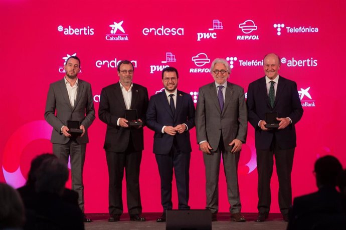 El presidente de la Generalitat, Pere Aragons, y el presidente de Foment del Treball, Josep Sánchez Llibre, en la entrega de las Medallas de Honor de Foment a Enrique Lacalle (Automobile Barcelona) y Víctor y Raimon Grifols (Grifols)