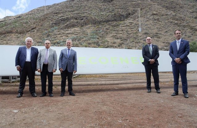 De izquierda a derecha, el presidente de Ecoener, el de La Gomera, del Gobierno de Canarias, el delegado del Gobierno en Canarias y el alcalde de San Sebastián de La Gomera, junto a una de los generadores que se instalarán en La Gomera