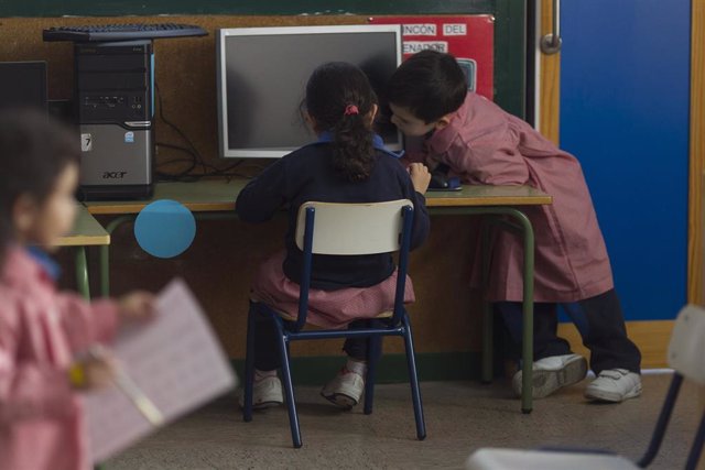 Archivo - Niños utilizando un ordenador en clase.