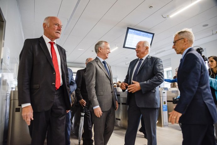 El lehendakari, Iñigo Urkullu, junto a autoridades del País vasco-francés, en la inauguración de la estación intermodal de Hendaia