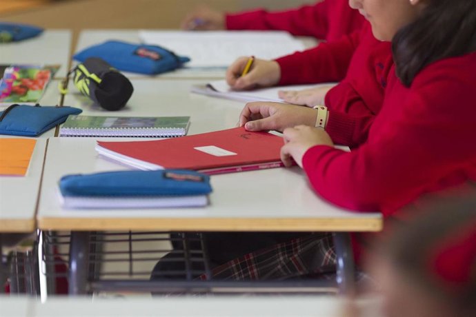 Archivo - Colegio, escuela, aula, primaria, clase, niño, niña, niños, estudiando, estudiar, escribir, escribiendo, deberes, profesor, profesora, profesores