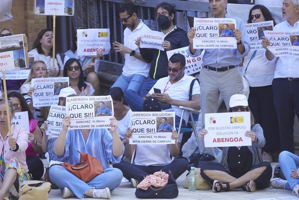 Trabajadores de Abengoa se concentran en la Delegación del Gobierno en Andalucía tras conocerse que el Consejo de Ministro iba abordar la situación de la empresa sevillana, a 27 de junio de 2022 en Sevilla (Andalucía, España)