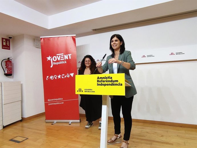La secretria general ajdunta i portaveu d'ERC, Marta Vilalta, al costat de la portaveu de Jovent Republic, Knia Domnech