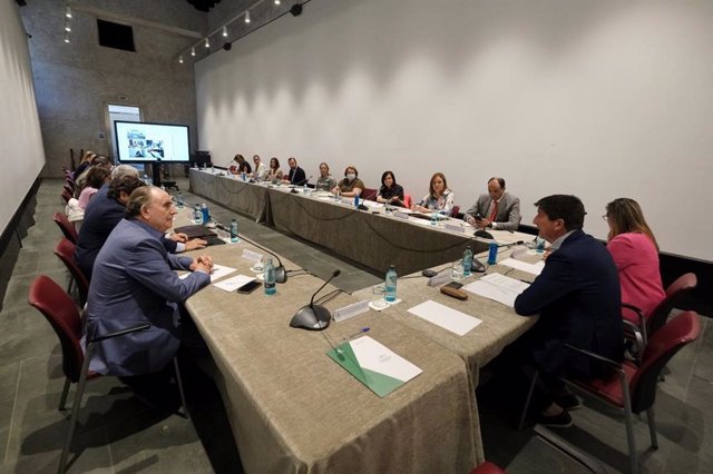 El vicepresidente de la Junta de Andalucía y consejero de Turismo, Regeneración, Justicia y Administración Local en funciones, Juan Marín, anuncia un nuevo paquete de ayudas directas a las agencias de viaje andaluzas dotado con 4,5 millones.