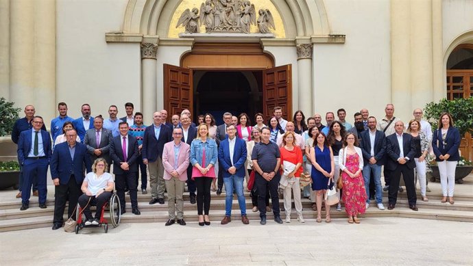 Foto de familia de los participantes en la presentación del Plan Aragonés de Impulso a la Economía Social, presidida por la consejera Marta Gastón.