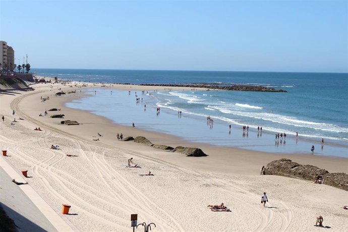 Archivo - Playa Urbana En Cádiz Capital