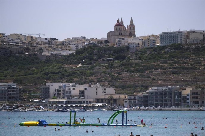 Vista general de la playa de Mellieha, en Malta