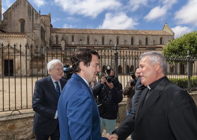 Mañueco saluda al arzobispo de Burgos.