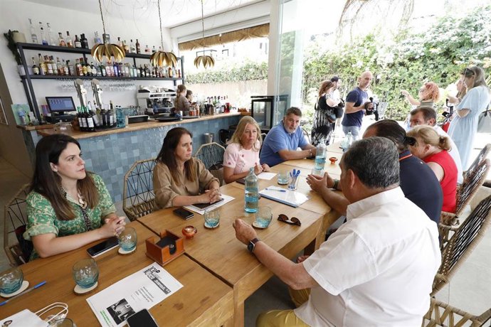 Imagen de archivo de la alcaldesa de Marbella en un cuentro con la Plataforma de Espigones Emergidos