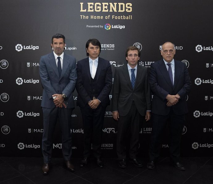 El embajador de la UEFA, Luis Figo, el presidente de Legends, Marcelo Ordás, el alcalde de Madrid, José Luis Martínez-Almeida, y el presidente de LaLiga, Javier Tebas, durante la presentación de LEGENDS - The Home of Football celebrada en Madrid