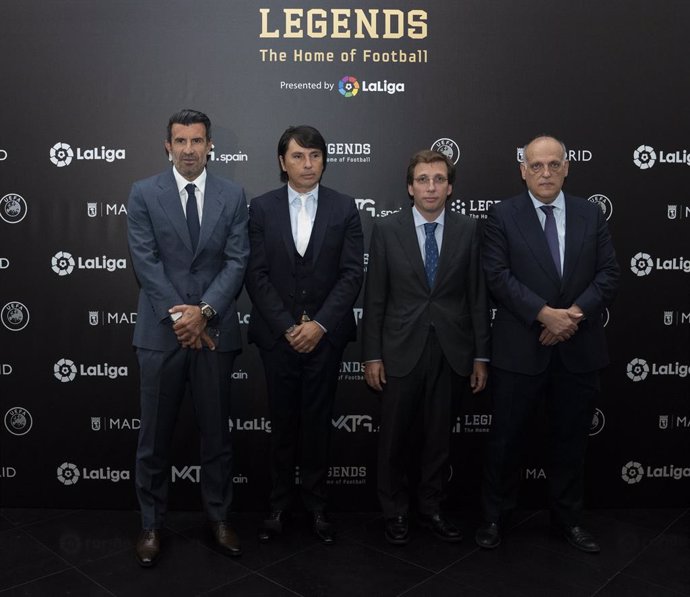 El embajador de la UEFA, Luis Figo, el presidente de Legends, Marcelo Ordaz, el alcalde de Madrid, José Luis Martínez-Almeida, y el presidente de LaLiga, Javier Tebas, durante la presentación de LEGENDS - The Home of Football celebrada en Madrid